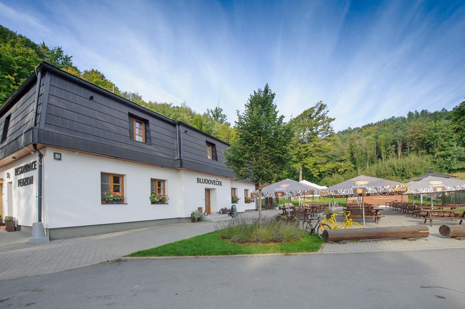 Restaurace A Penzion Bludovecek Экстерьер фото