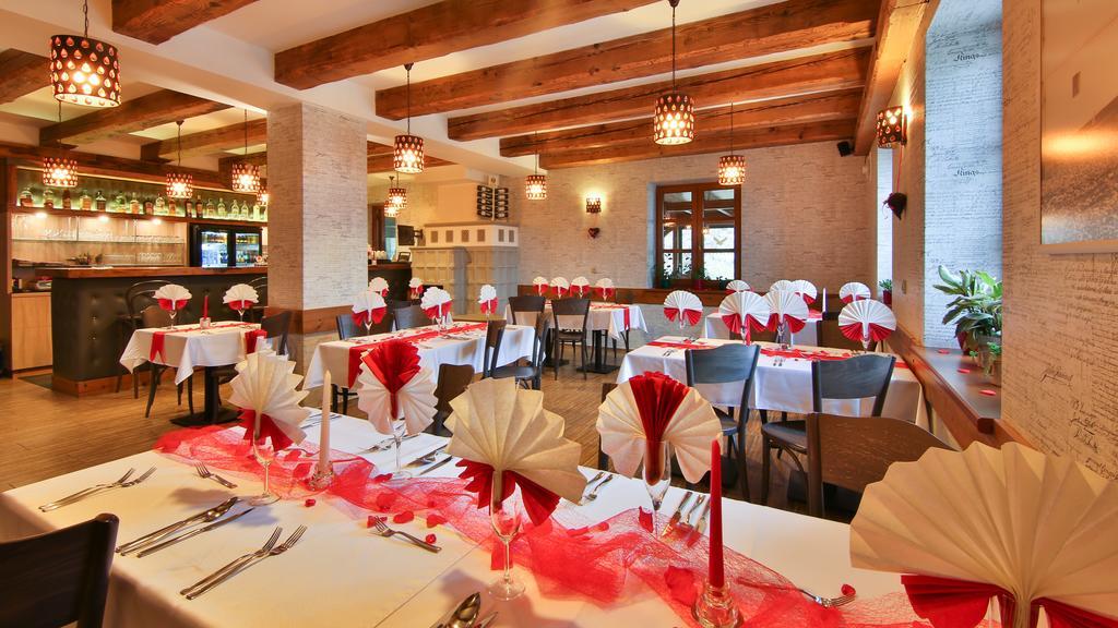 Restaurace A Penzion Bludovecek Экстерьер фото