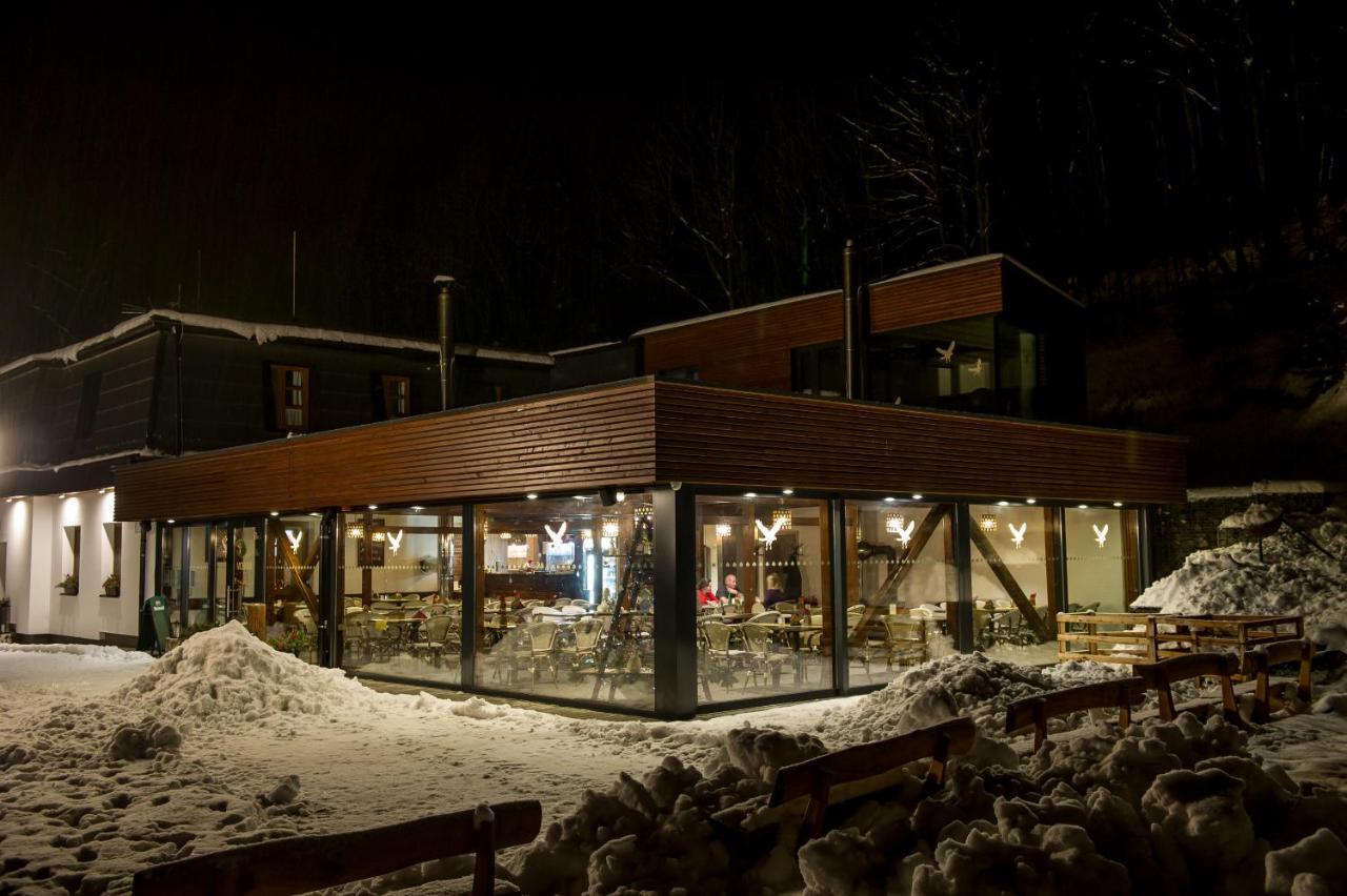 Restaurace A Penzion Bludovecek Экстерьер фото